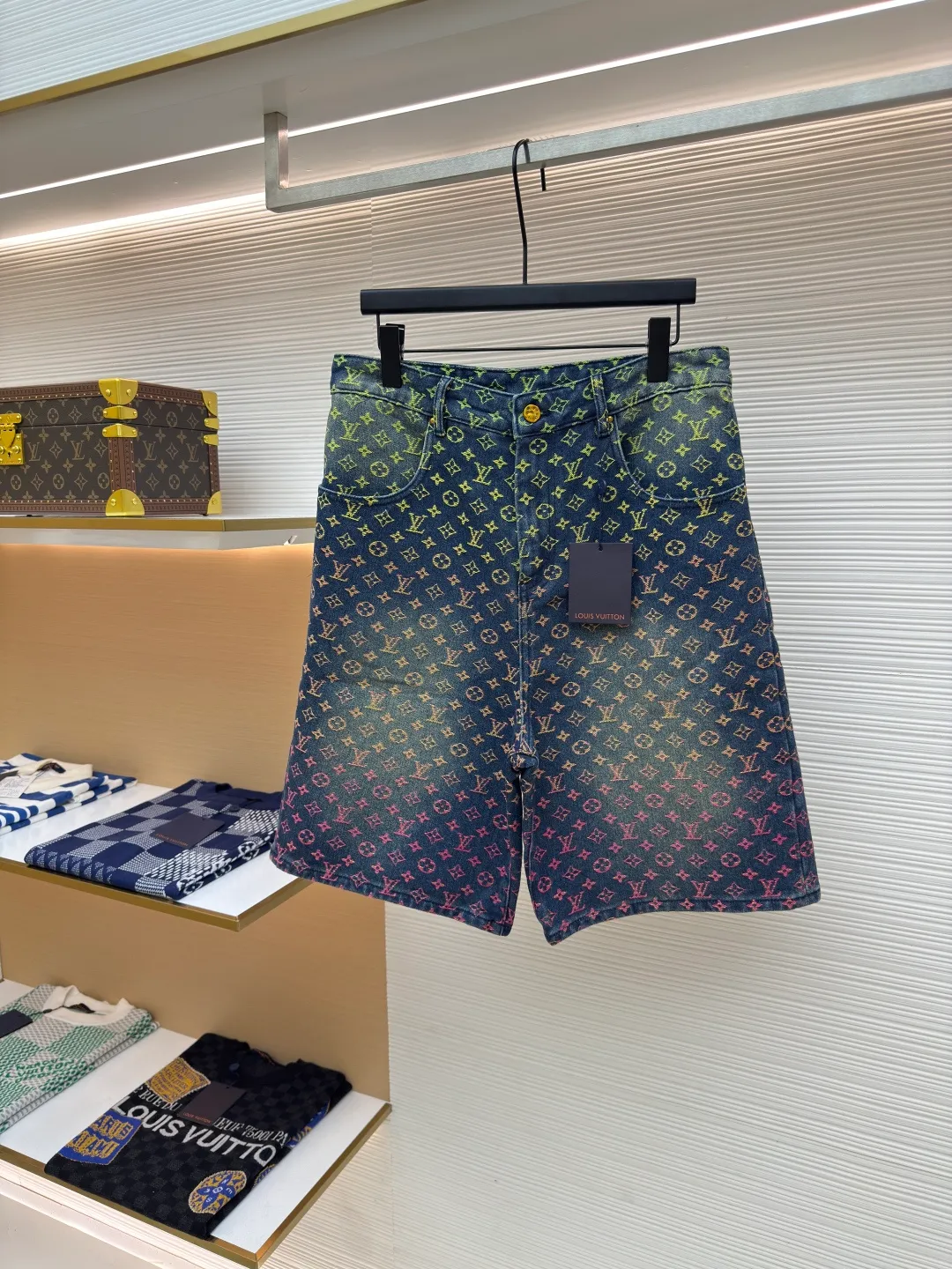 LOUIS VUITTON gradient jacquard denim shorts ●Authentic product: purchased and developed at 16900 ●Item number: 1680135-B30 ●Fabric: denim fabric ●Technology: jacquard gradient production ●Version: fitted version ●Weight: about 640 grams ●Size: 30-31-32-33 ●Description: The fabric is made of 10s*7s combed cotton denim, matched with 60s twill Tencel cotton lining, purchased Y version color matching, ordered and dyed 4 color weft yarns, referring to the Y version color gradient level, single color yarn hand-numbered fabric organization, 1:1 restoration of pattern painting jacquard device, weft yarn is made of 100% cotton yarn, the fabric is woven with a rapier jacquard machine, purely hand-made single-piece cutting, front and rear trouser waistbands are all It is cut with positioning flowers. The two patch pockets on the back are made of restored flowers. All the trousers hanging ears have the Presbyopia logo in the middle. The triangular hanging ears on the back are made of round flowers on the bottom. The upper two flowers are completely symmetrical and centered, and the details are directly filled out. For the washing process, the plastic sealing film material is used to open the mold and position it. Nine positions are manually sprayed twice for coloring. During this period, the coloring time of the horse must be strictly controlled. If the time is too long, the color will be too dark. If the Y-version effect cannot be achieved, workers must operate quickly and accurately, and then rinse and solidify the color in the later stage. The back waistband is affixed with a cowhide two-layer embossed leather tag, with the brand logo made of rose gold and white copper. The zipper is made of 2# long puller and closed tail zipper made of bronze. The waist button is made of electroplated antique gold and white copper I-shaped plate. The overall wiring is straight and delicate, the fabric is comfortable and soft, and the color is consistent without color difference. It can be matched with the same style to create a fashionable look and control various occasions. Customized accessories, complete with three standards, same style for men and women!